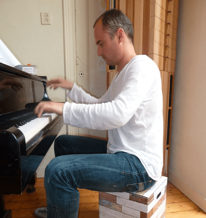 Tim speelt piano op een festivalchair